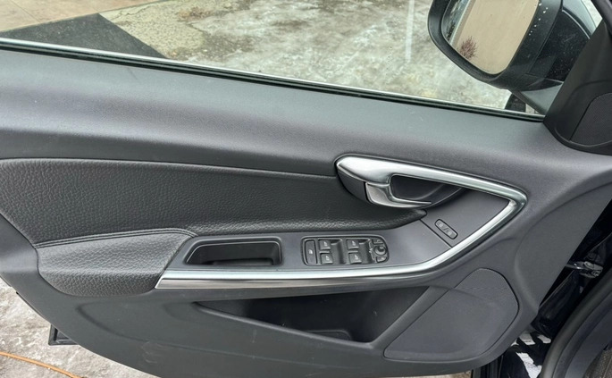 Volvo V60 cena 37900 przebieg: 248521, rok produkcji 2011 z Radom małe 352